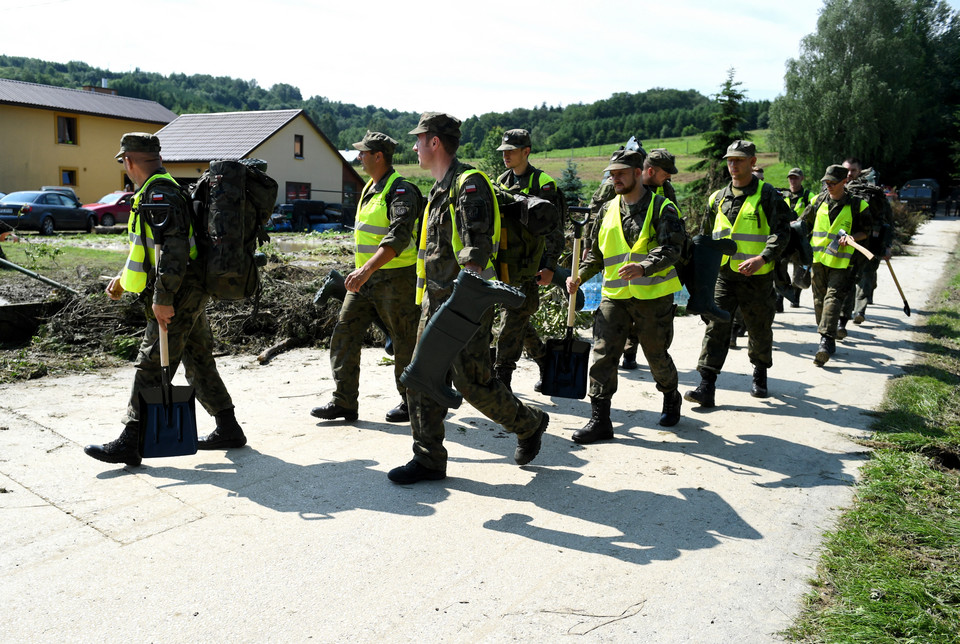 Żołnierze Wojsk Obrony Terytorialnej podczas usuwania skutków powodzi