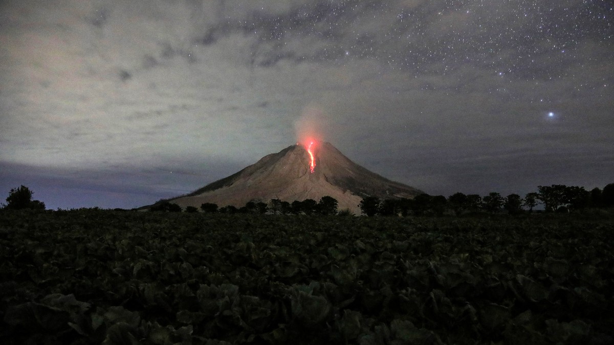 Wulkan Sinabung znajduje się na Sumatrze