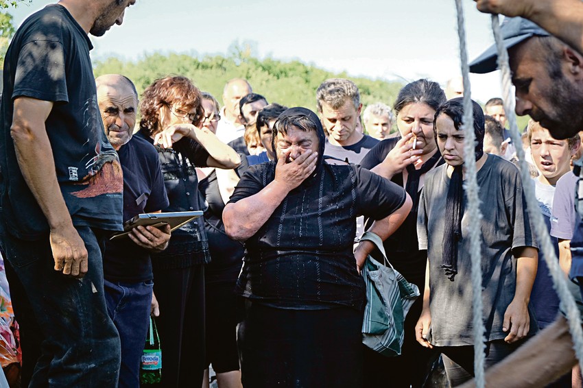 Neutešne: Baka Dušanka i majka Danijela na sahrani male Anđeline