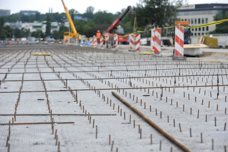 Plac budowy Mostu Łazienkowskiego w Warszawie, 26 bm. Trwają prace przy wymianie konstrukcji mostu, po pożarze, który miał miejsce w lutym br. Remont rozpoczął się w połowie kwietnia. Most Łazienkowski ma być przejezdny do 31 października br. (mr) PAP/Marcin Obara