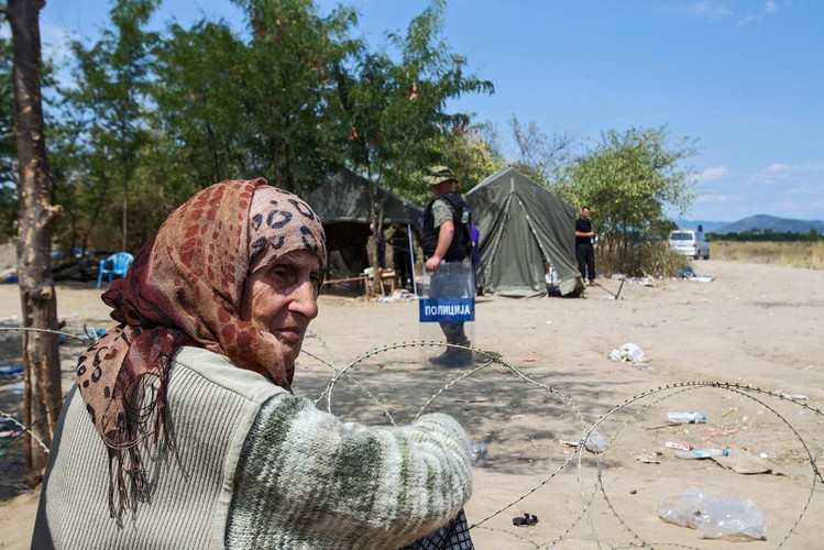 Koszmar uchodźców. Tysiące imigrantów kontra policja na granicy grecko-macedońskiej