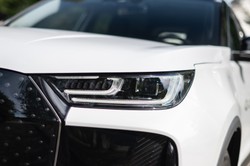 Tania hybryda imponuje zasięgiem, celuje w Forda, Skodę i Toyotę. Cena?