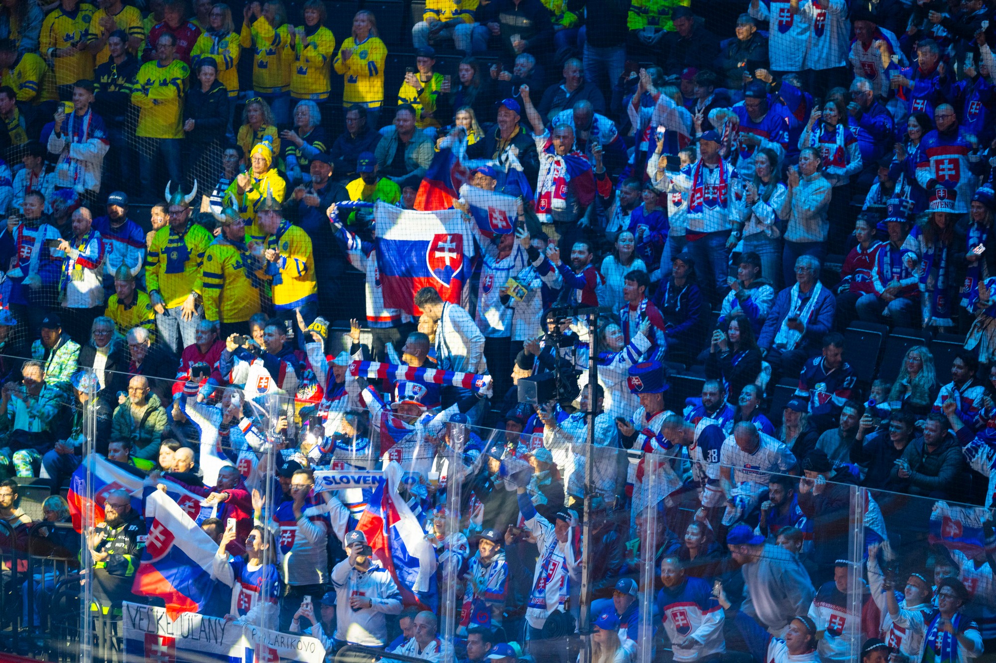 Švédski a slovenskí fanúšikovia počas zápasu základnej A-skupiny Švédsko - Slovensko. 