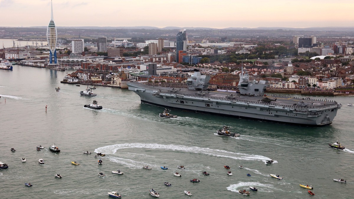 Nowy lotniskowiec zawinął do swej bazy w Portsmouth