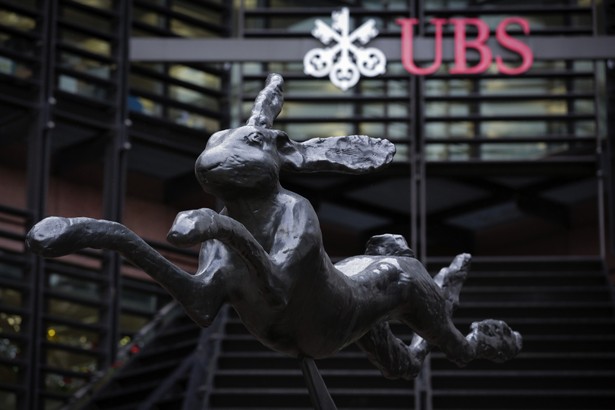 Logo banku UBS na oddziale w Londynie