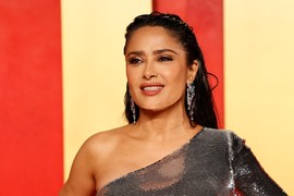 Ona je savršena i sa 58 godina ima telo boginje i lice bez mane: Naš poznati doktor estetske medicine Miloš Živković do detalja analizirao šta je zaslužno za perfektan izgled Salme Hajek