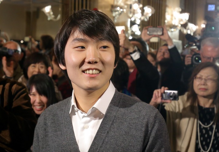 <strong>I miejsce - Seong-Jin Cho</strong>
<br></br>
Zwycięzcą tegorocznego konkursu, zdobywcą złotego medalu i laureatem pierwszego miejsca został 21-letni Seong-Jin Cho z Korei Południowej. Cho jest studentem Konserwatorium Paryskiego, a jego profesorem jest Michel Béroff. Koreańczyk otrzymał ponadto nagrodę specjalną ufundowaną przez Towarzystwo im. Fryderyka Chopina za najlepsze wykonanie poloneza. Nagrodę dla Koreańczyka w wysokości 30 000 euro ufundował Prezydent Rzeczypospolitej Polskiej Andrzej Duda. 
<br></br>