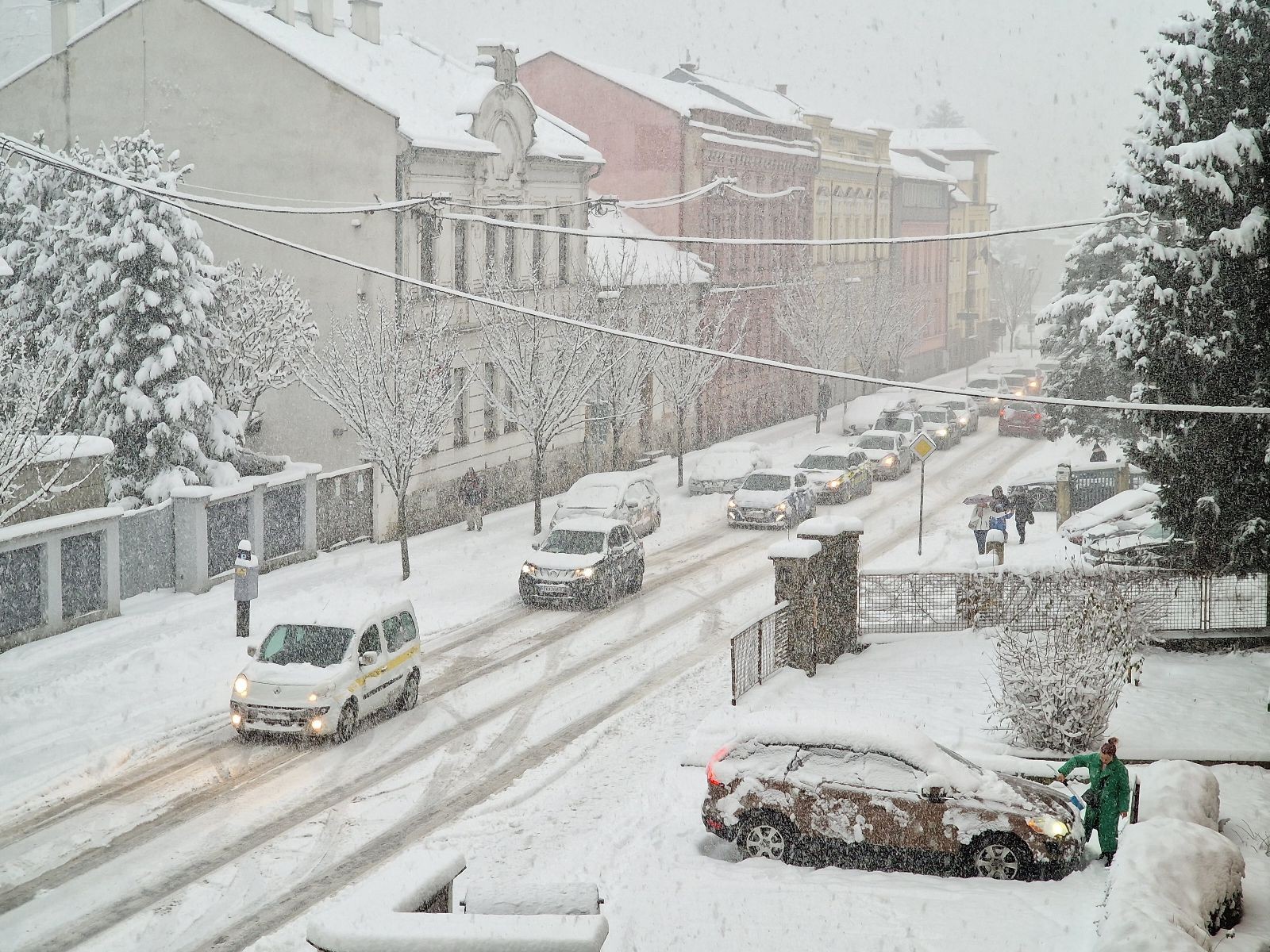 Mesto pokryla biela perina a spôsobuje komplikácie na cestách. 