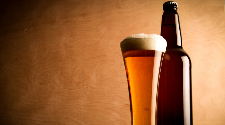 Ezért van a sör sötét színű üvegben / Fotó: Shutterstock