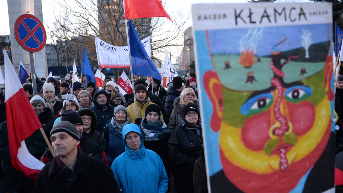 W kilku polskich miastach - m.in. Warszawie, Wrocławiu i Szczecinie - odbyły się dziś manifestacje KOD przeciwko projektowi reformy KRS przygotowanej przez ministerstwo sprawiedliwości. Zdaniem protestujących proponowane zmiany oznaczają ryzyko upolitycznienia sądów.