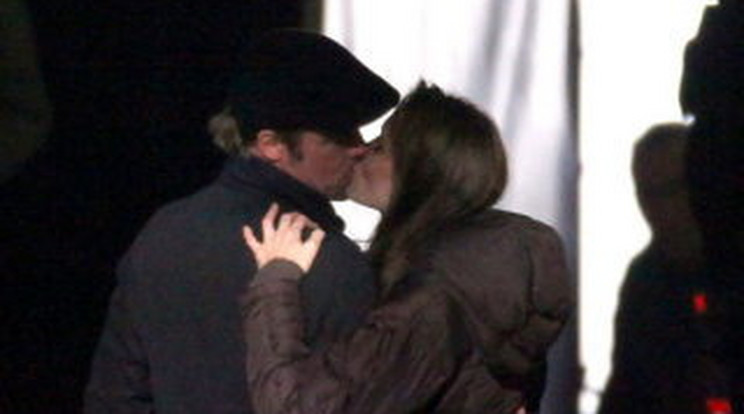 Kamu Jolie és Pitt csókja?