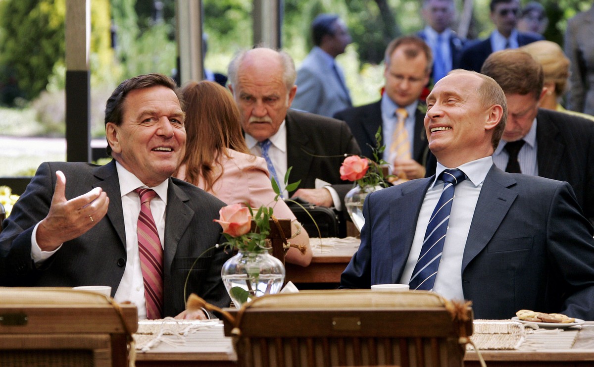 Gerhard Schroeder i Władimir Putin w 2005 roku
