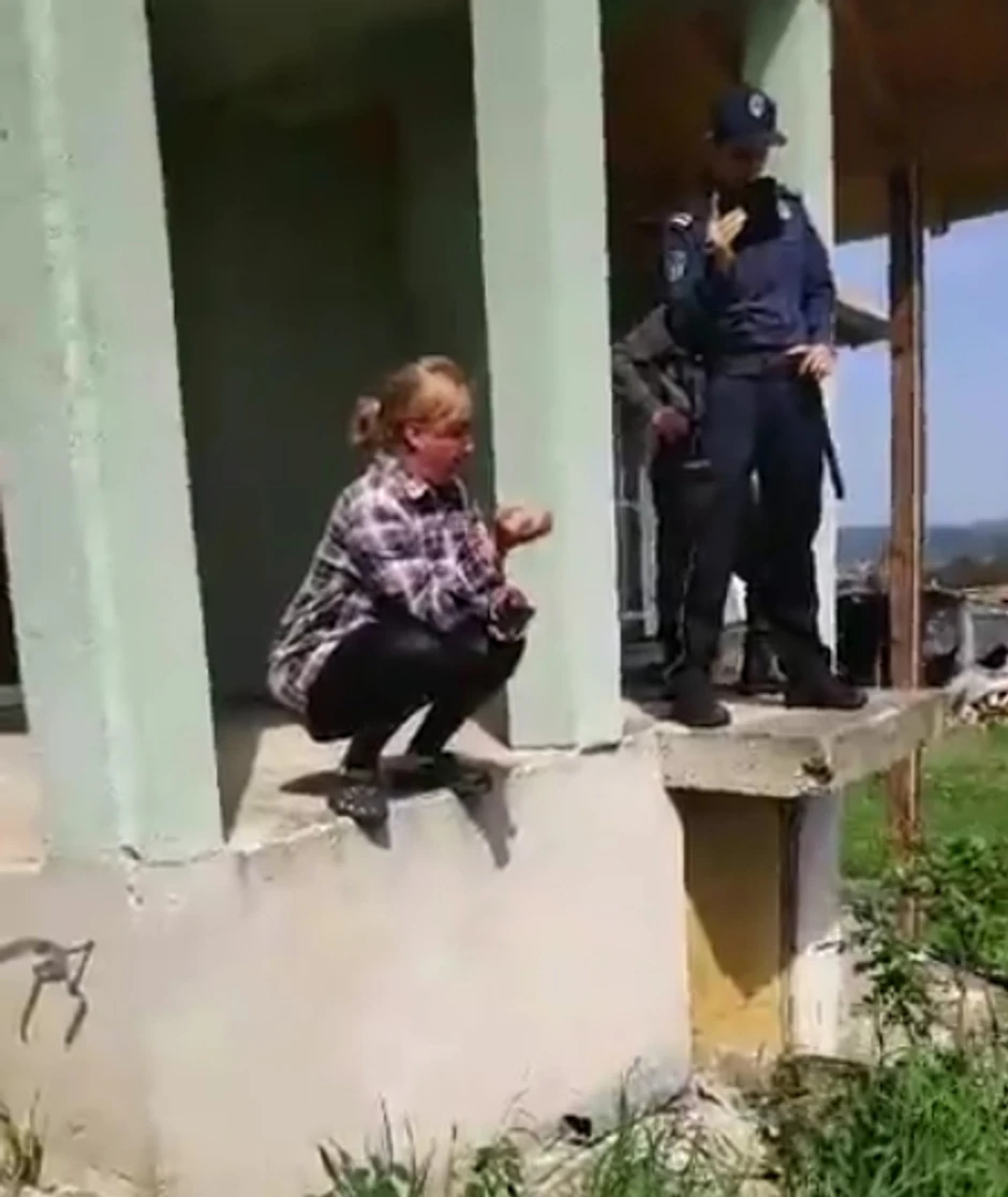 Policija i vlasnici kuće