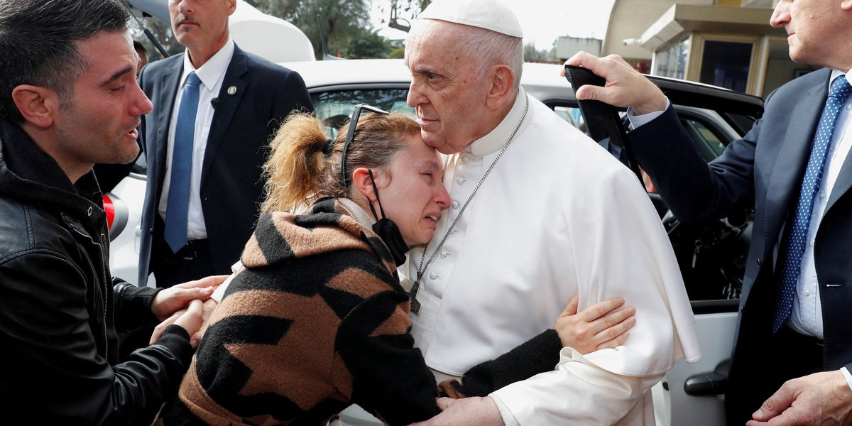 Papież w szpitalu pocieszał rodziców po śmierci dziecka. Teraz został wypisany.