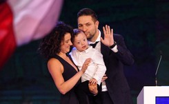 'Tajna broń' Jakiego i Płażyńskiego podczas konwencji wyborczej PiS. To żony wprowadziły ich na scenę