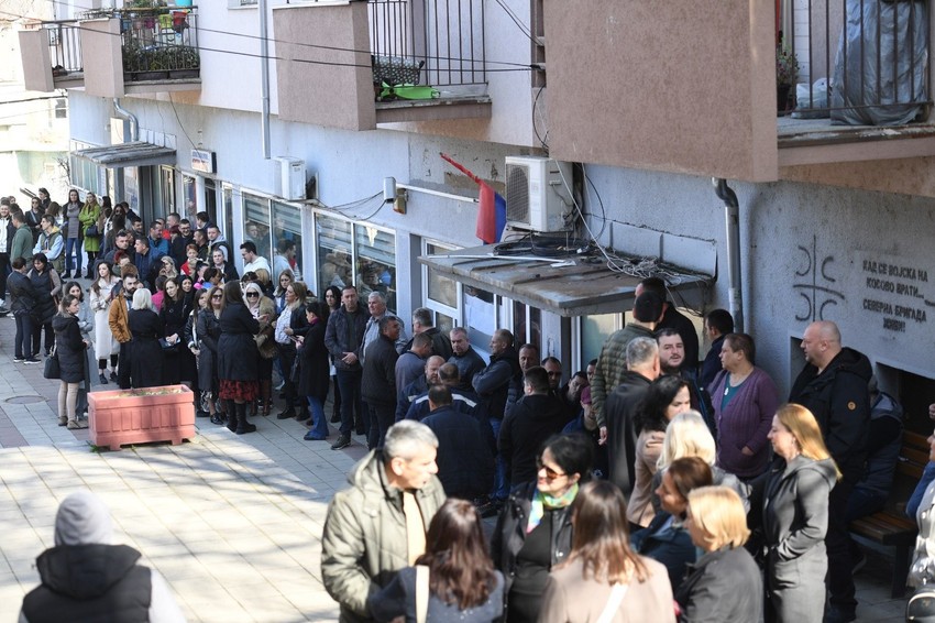 Zbog ukidnaja dinara prethodnih nedelja zabeleženi su ogromni redovi Srba ispred banaka na severu Kosova