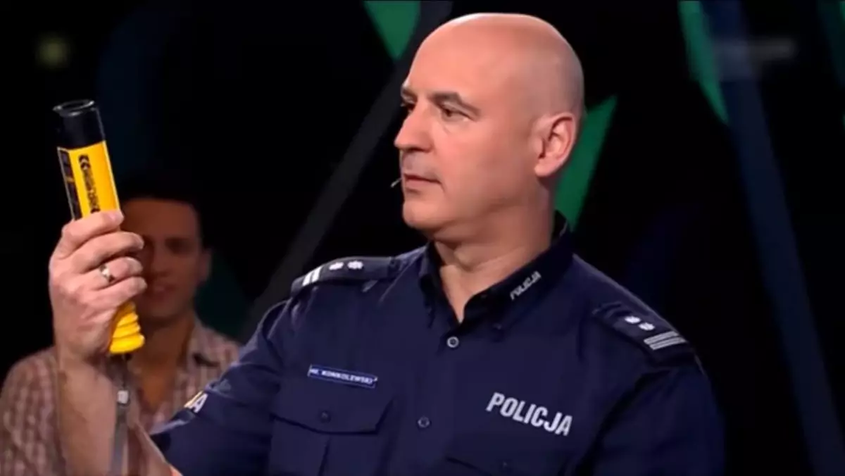 Policjant dmucha w alkomat na antenie – co wykazał?