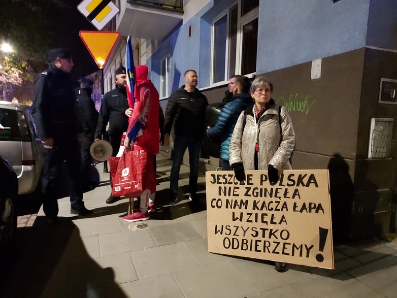 Przeciwnicy PiS przynieśli ze sobą na protest transparenty i sprzęt nagłaśniający.