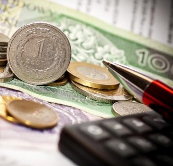 Nowości w VAT:  eliminacja obowiązku sporządzenia spisu z natury zapasów towarów, uproszczenie przepisów dotyczących potwierdzeń odbioru, możliwość wyłączenia z opodatkowania zwrotu kosztów otrzymanych od kontrahentów, uproszczenie opodatkowania usług dystrybucji energii, wydłużenie terminów wystawiania faktur i racjonalizacja polityki dokumenta-
cyjnej transakcji.