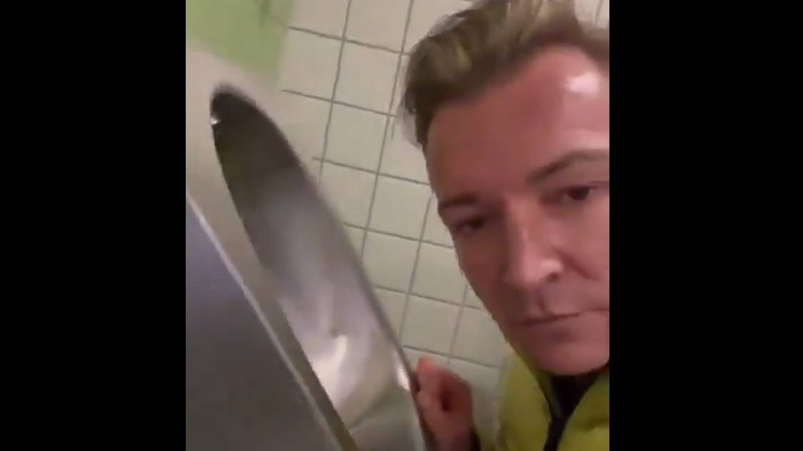 Gyomorforgató videón a német politikus, aki úgy nyaldossa a nyilvános WC keféjét, mintha fagyi lenne... és van ennél rosszabb is 🔞