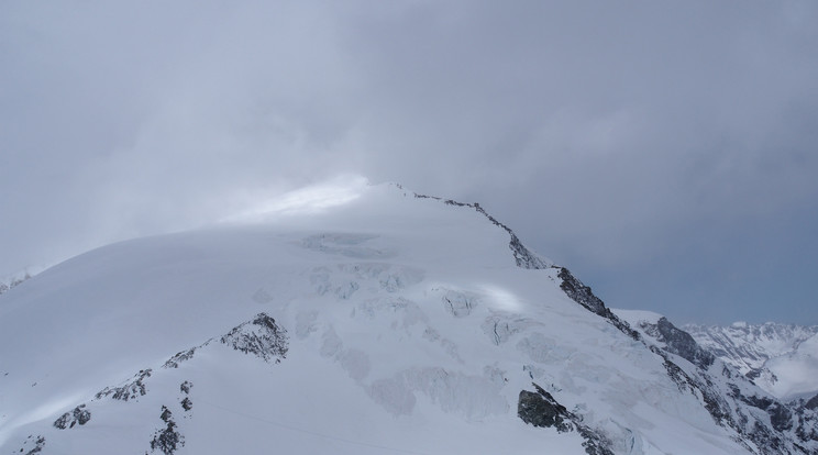 A Pigne d'Arolla hegycsúcsot letarolta a hirtelen támadt hóvihar /Fotó: AFP