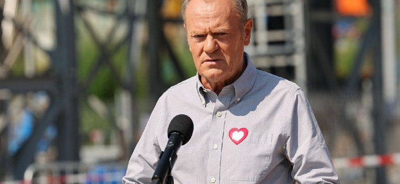 Donald Tusk zaliczył zabawną wpadkę. Nagranie z samolotu robi furorę w sieci