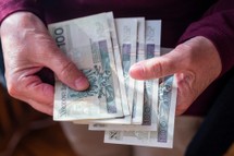 Część seniorów musi zrezygnować z zasiłku pielęgnacyjnego. Inaczej gmina zażąda zwrotu pieniędzy