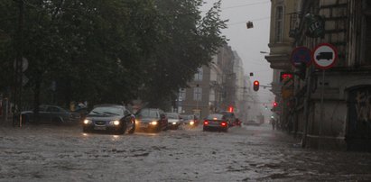 Alarm dla Łodzi. Idą burze, trąby powietrzne i grad. Nadchodzi niespokojna noc. Jest ostrzeżenie meteorologiczne