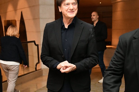 (VIDEO) ZDRAVKO ČOLIĆ VEŽBA U TERETANI Evo kako pevač održava fit formu - isplivao snimak iz prošlosti i postao hit na mrežama