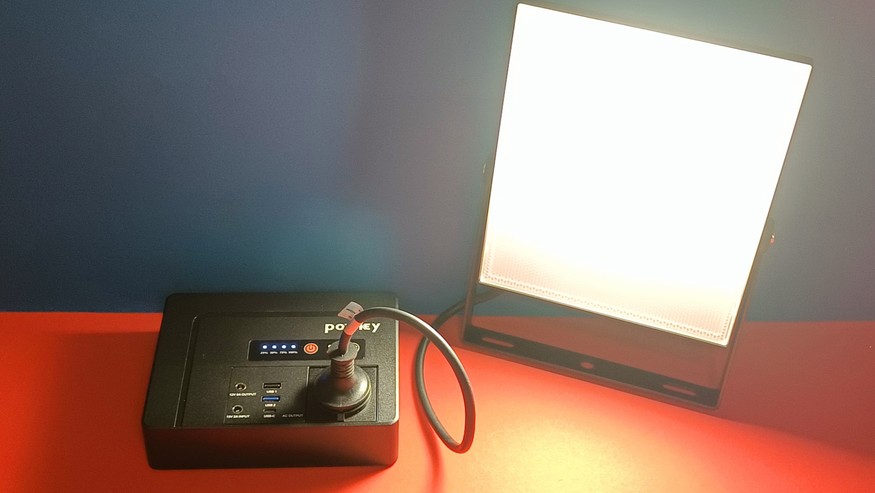 50 watt'lık bir spot ışığıyla kapasite testi sırasında soketli Powkey güç bankası.