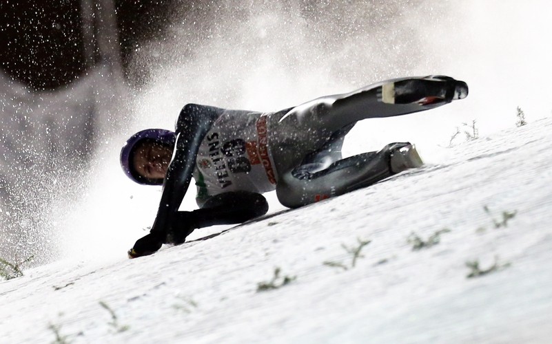 Fatalne upadki na skoczni w Kuusamo. Wellinger i Lanisek trafili do szpitala