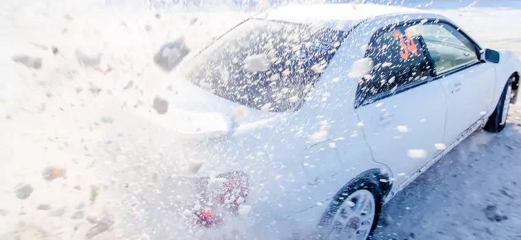 Driftowanie na sklepowym parkingu się nie opłaca. Jaki mandat za to grozi?