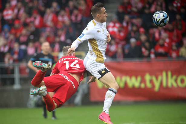 Zawodnik Widzewa Łódź Andrejs Ciganiks (L) i Dominik Marczuk (P) z Jagiellonii Białystok podczas meczu 20. kolejki piłkarskiej Ekstraklasy