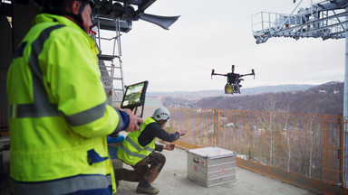 Dron zamontował linę nowej kolejki linowej w Bieszczadach