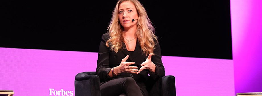 Whitney Wolfe Herd, twórczyni randkowej aplikacji Bumble — największego konkurenta Tindera, na liście self-made milarderek "Forbesa" zadebiutowała w lutym 2021 roku. W listopadzie akcje firmy zaliczyły spory spadek na giełdzie, a sama Herd wypadła z listy miliarderek