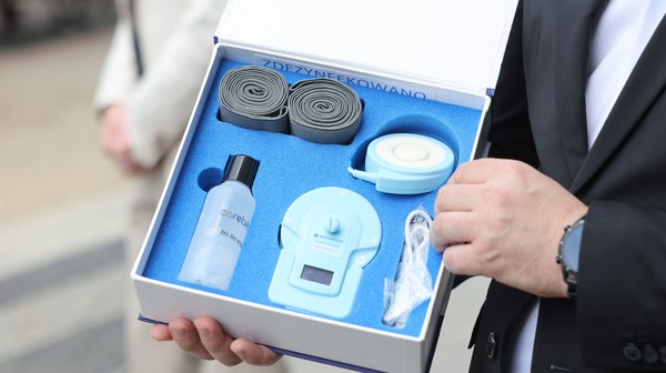 Mobilne KTG umożliwia przyszłym mamom wykonywanie badań samodzielnie w domu, przy zachowaniu jakości klinicznej, co zapewnia im komfort i poczucie bezpieczeństwa. 