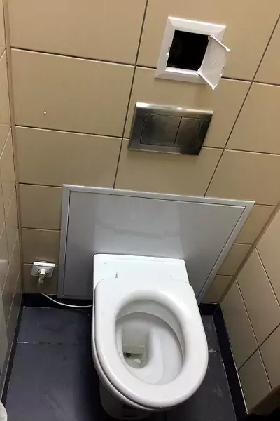 Toaletka na stadionie z szafą i kontaktem dla suszarki? Tylko w Rosji