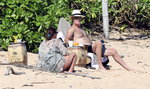 Koronawirus szaleje, a Pierce Brosnan wyleguje się na plaży