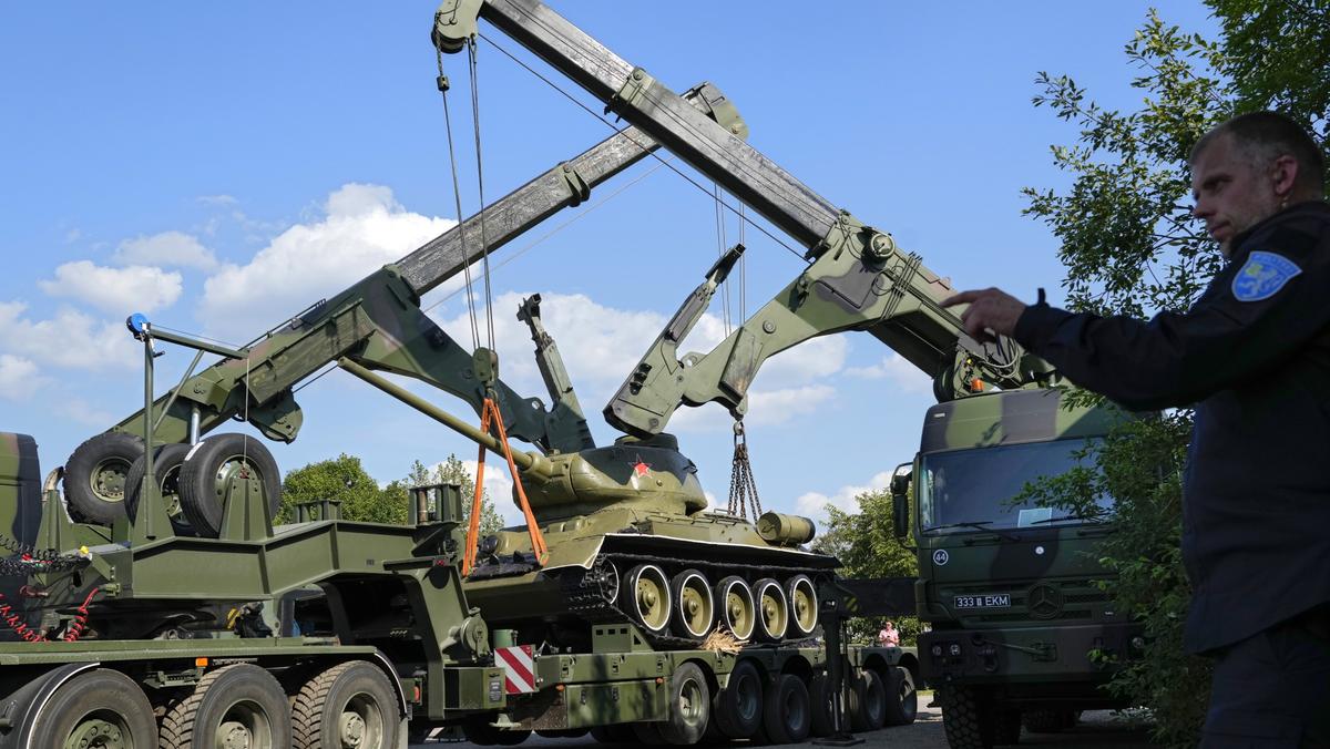 Radziecki czołg z pomnika w Narwie trafił do muzeum wojskowego w Tallinie, 16 sierpnia 2022 r.