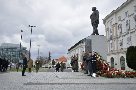 Pomnik Lecha Kaczyńskiego na placu Piłsudskiego w Warszawie 