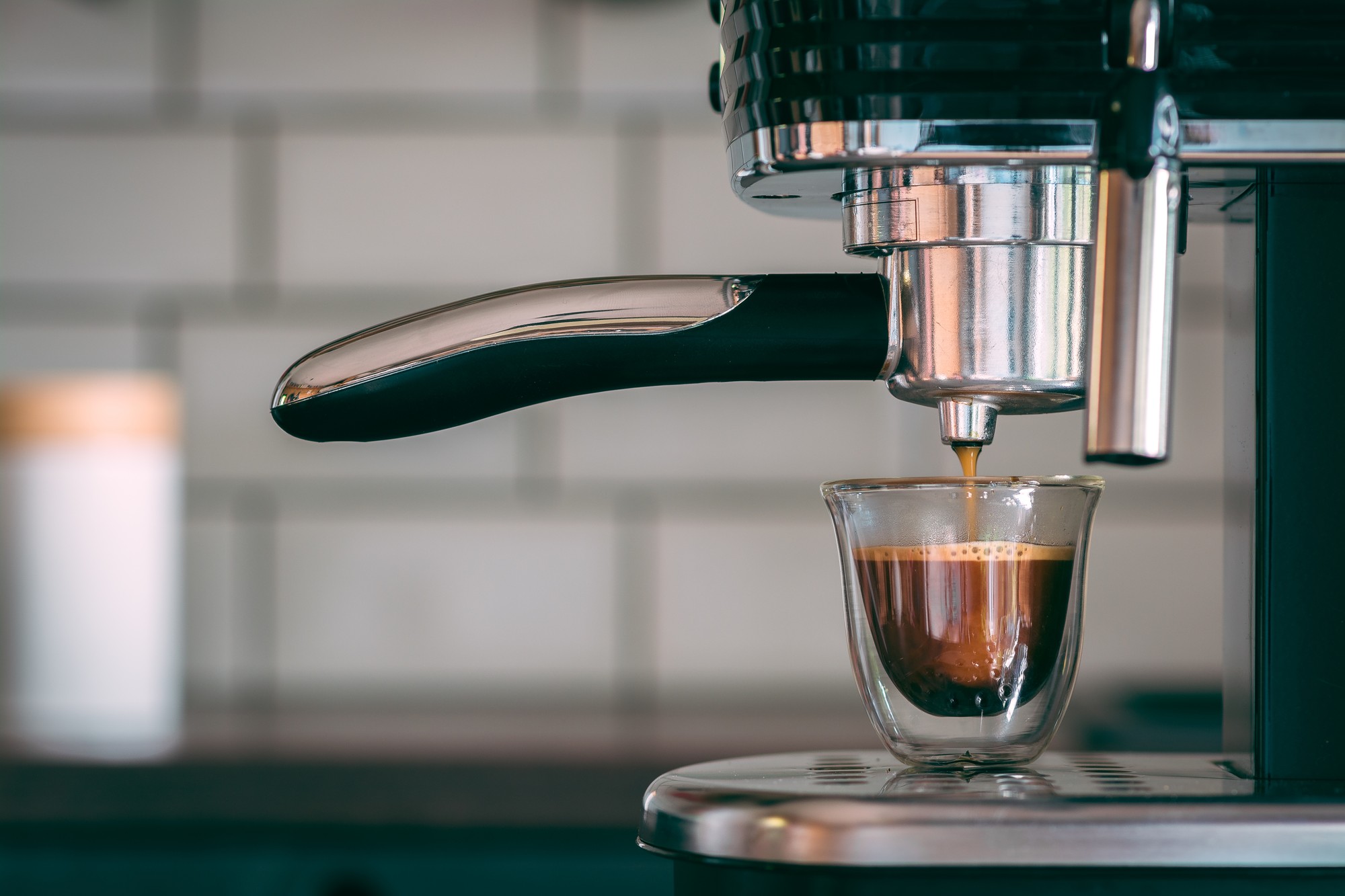 Espresso má síce vyššiu koncentráciu kofeínu, no veľká šálka filtrovanej kávy ho môže obsahovať podstatne viac.