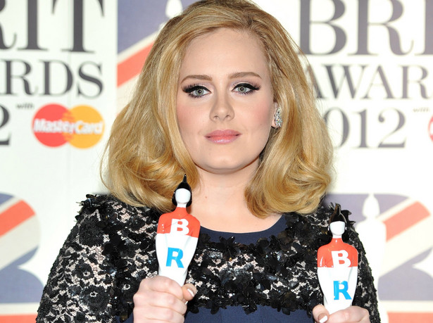 Adele triumfuje i pokazuje środkowy palec na BRIT Awards