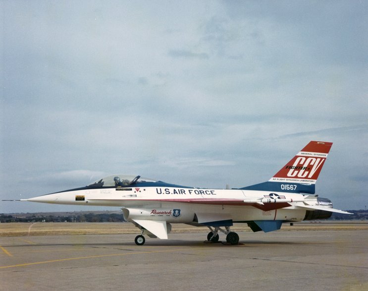 Prototyp YF-16 po przebudowie na samolot doświadczalny w programie Control Configured Vehicle.