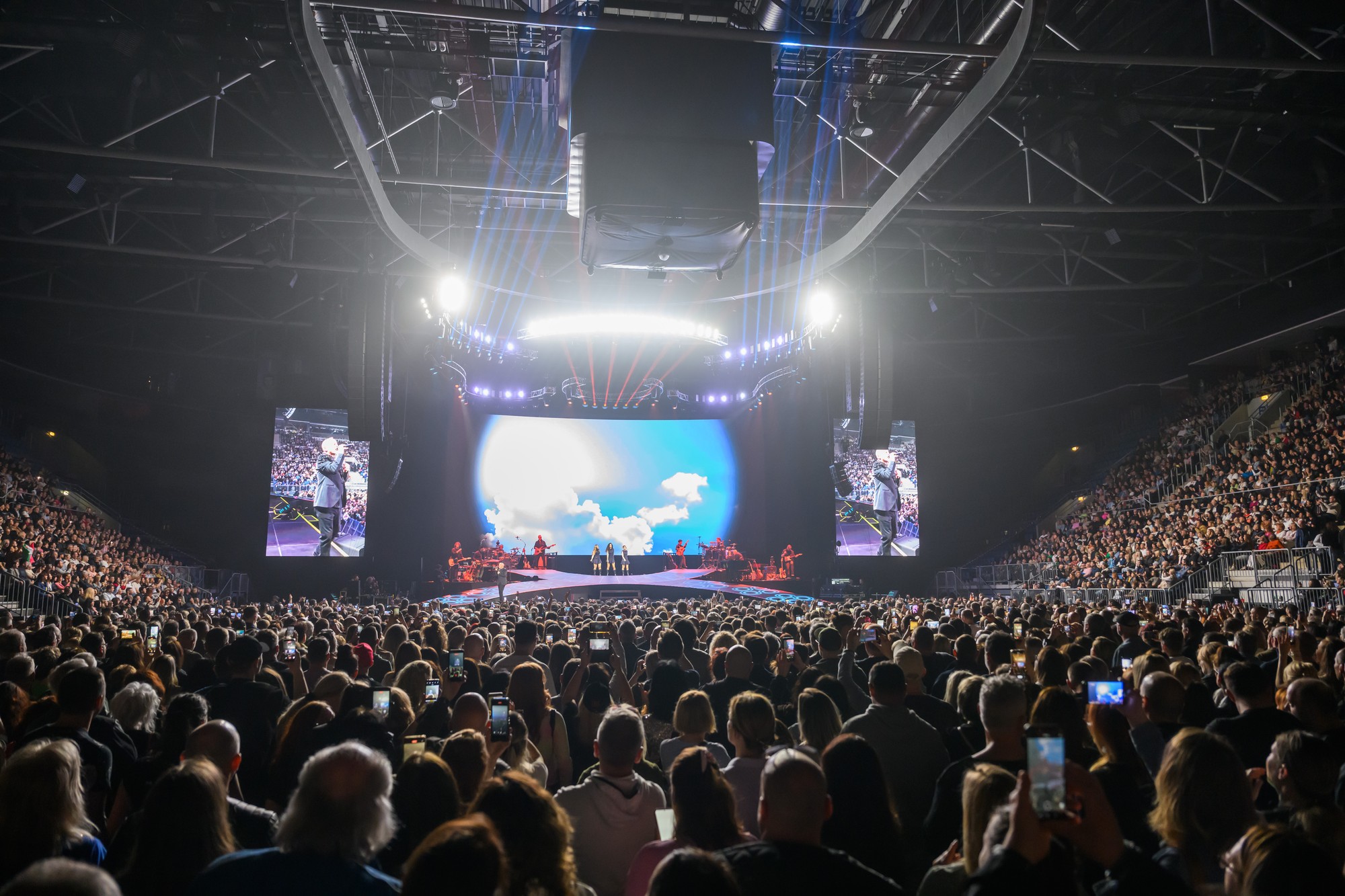 Taliansky spevák Eros Ramazzotti počas koncertu v Bratislave.