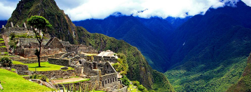 Machu Picchu – słynne, położone w Andach (na wysokości 2090-2400 m n.p.m), najlepiej zachowane miasto Inków, znajdujące się w odległości 112 km od Cuzco. Powstało w XV wieku za panowania jednego z najwybitniejszych władców Pachacuti Inca Yupanqui.