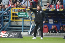 były trener legii warszawa schronił się w ambasadzie w teheranie. nie czuł się bezpiecznie