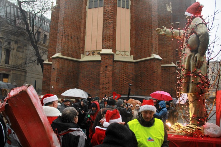 Złoty Donald Tusk w mikołajowej czapie