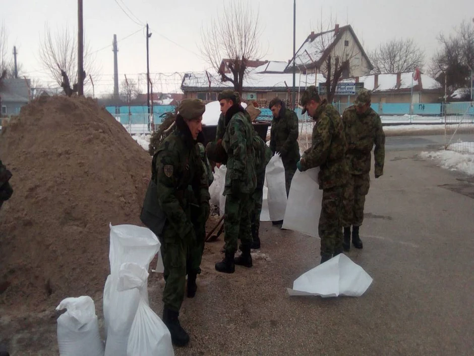 Vojnici pomažu u pravljenju brane u Zaječaru