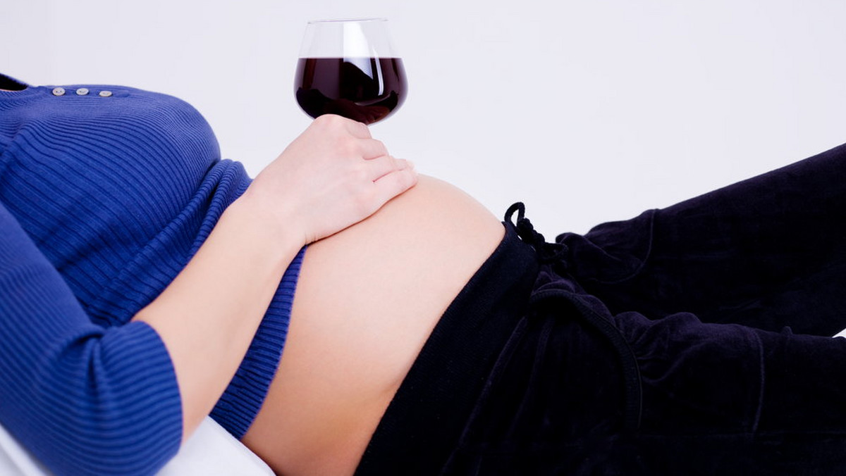 Badania prowadzone na myszach wykazały, że alkohol spożywany przez matkę w okresie odpowiadającym u ludzi 3.-6. tygodniowi ciąży powoduje u płodu zmiany w funkcjonowaniu genów odpowiedzialnych za rozwój mózgu. Informację podaje pismo "PLOS ONE".