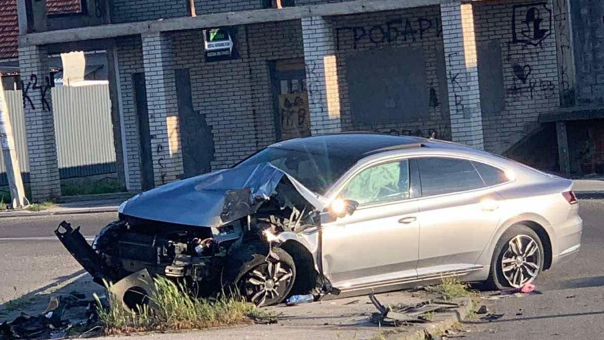 ZAKUCAO SE U STUB ULIČNE RASVETE! Teška saobraćajna nesreća u Kraljevu, vozilo U POTPUNOSTI SMRSKANO (FOTO)